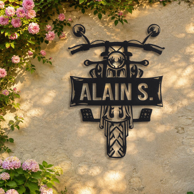 Moto avec texte (devant) – plaque en acier personnalisée sur un mur de jardin – Steelmonks