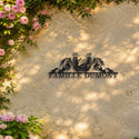 Nom de famille avec chevaux – plaque en acier personnalisée sur un mur de jardin – Steelmonks