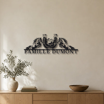 Nom de famille avec chevaux – plaque en acier personnalisée au mur du salon – Steelmonks
