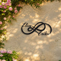 Noms à l'infini – plaque en acier personnalisée sur un mur de jardin – Steelmonks