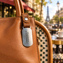 Note arrondie – porte-clés en acier gravé accroché à un sac à main – Steelmonks