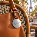 Note ronde – porte-clés en acier gravé accroché à un sac à main – Steelmonks