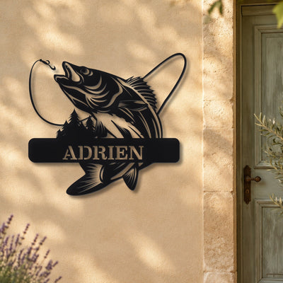 Pêche à la truite – plaque en acier personnalisée « Adrien » sur la façade de la maison – Steelmonks