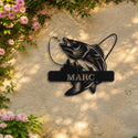 Pêche à la truite – plaque en acier personnalisée « Marc » sur un mur de jardin – Steelmonks