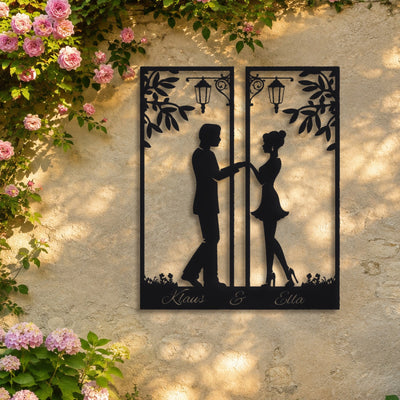 Petit couple inséparable – plaque en acier personnalisée sur un mur de jardin – Steelmonks