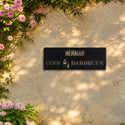 Plaque barbecue moderne – plaque en acier personnalisée sur un mur de jardin – Steelmonks