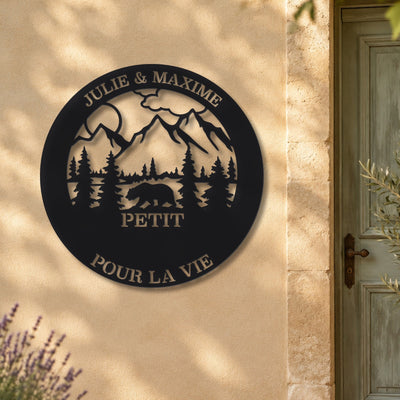 Plaque de famille avec montagnes – plaque en acier personnalisée « Julie & Maxime · Petit · Pour la vie » sur la façade de la maison – Steelmonks