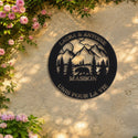 Plaque de famille avec montagnes – plaque en acier personnalisée « Laura & Antoine · Masson · Unis pour la vie » sur un mur de jardin – Steelmonks