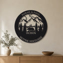 Plaque de famille avec montagnes – plaque en acier personnalisée « Sarah & Paul · Robin · Notre histoire » au mur du salon – Steelmonks