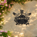 Plaque de garage avec nom – plaque en acier personnalisée sur un mur de jardin – Steelmonks