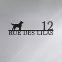 Plaque de rue avec motif labrador « Rue des Lilas 12 » en noir