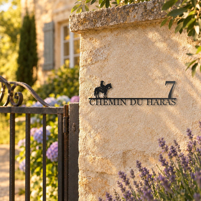 Plaque de rue avec cavalier western « Chemin du Haras 7 » sur un pilier
