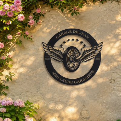Plaque garage avec ailes – plaque en acier personnalisée sur un mur de jardin – Steelmonks