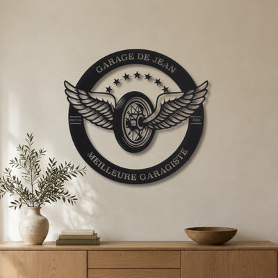 Plaque garage avec ailes – plaque en acier personnalisée au mur du salon – Steelmonks