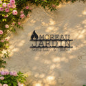 Plaque moderne de jardin et barbecue – plaque en acier personnalisée sur un mur de jardin – Steelmonks