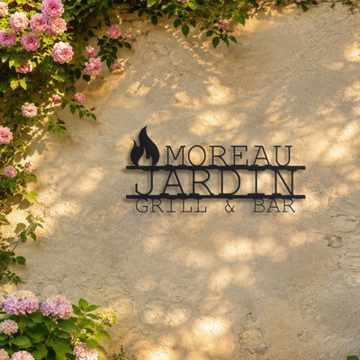Plaque moderne de jardin et barbecue – plaque en acier personnalisée sur un mur de jardin – Steelmonks
