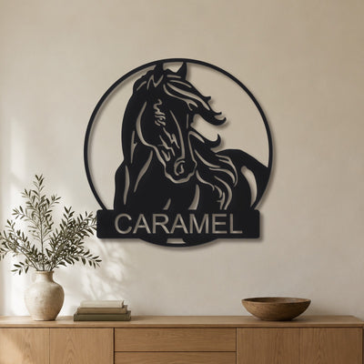 Portrait de cheval – plaque en acier personnalisée « Caramel » au mur du salon – Steelmonks