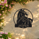 Portrait de cheval – plaque en acier personnalisée « Jasper » sur un mur de jardin – Steelmonks