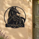 Portrait de cheval – plaque en acier personnalisée « Tornado » sur la façade de la maison – Steelmonks
