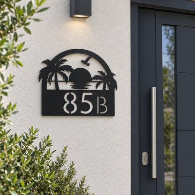 Numéro de maison personnalisé – design Coucher de soleil, acier découpé au laser, à côté de la porte d'entrée · Steelmonks