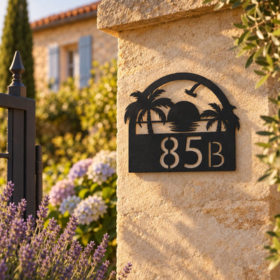Numéro de maison personnalisé – design Coucher de soleil sur un pilier de portail en pierre · Steelmonks