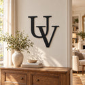 Monogramme personnalisé en métal – design 2 lettres classiques dans un salon lumineux · Steelmonks
