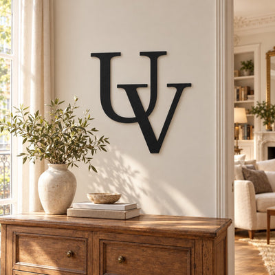 Monogramme personnalisé en métal – design 2 lettres classiques dans un salon lumineux · Steelmonks
