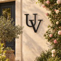 Monogramme personnalisé en métal – design 2 lettres classiques sur une façade, à côté de la porte d'entrée · Steelmonks
