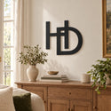 Monogramme personnalisé en métal – design 2 lettres modernes dans un salon lumineux · Steelmonks