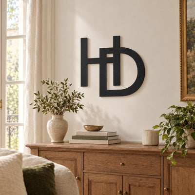 Monogramme personnalisé en métal – design 2 lettres modernes dans un salon lumineux · Steelmonks