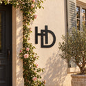 Monogramme personnalisé en métal – design 2 lettres modernes sur une façade, à côté de la porte d'entrée · Steelmonks