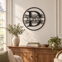 Monogramme personnalisé en métal – design Cercle dans un salon lumineux · Steelmonks