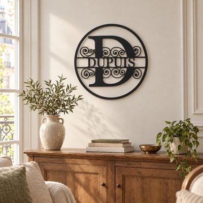 Monogramme personnalisé en métal – design Cercle dans un salon lumineux · Steelmonks