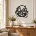 Monogramme personnalisé en métal – design Courbé dans un salon lumineux · Steelmonks