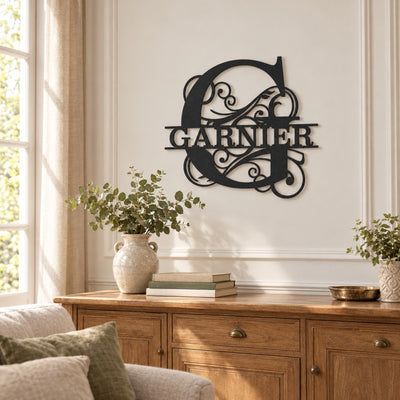 Monogramme personnalisé en métal – design Courbé dans un salon lumineux · Steelmonks