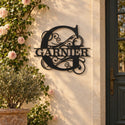 Monogramme personnalisé en métal – design Courbé sur une façade, à côté de la porte d'entrée · Steelmonks
