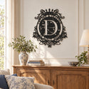 Monogramme personnalisé en métal – design Couronne dans un salon lumineux · Steelmonks