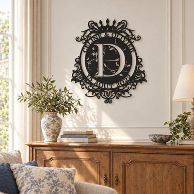Monogramme personnalisé en métal – design Couronne dans un salon lumineux · Steelmonks