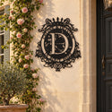 Monogramme personnalisé en métal – design Couronne sur une façade, à côté de la porte d'entrée · Steelmonks