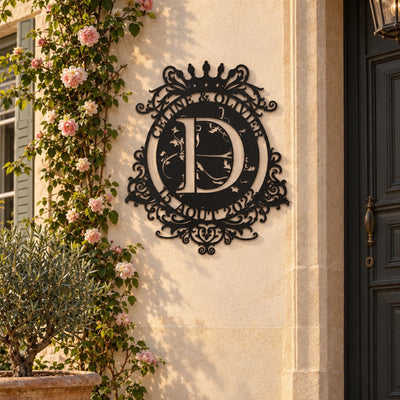 Monogramme personnalisé en métal – design Couronne sur une façade, à côté de la porte d'entrée · Steelmonks