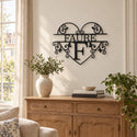Monogramme personnalisé en métal – design Cœur dans un salon lumineux · Steelmonks