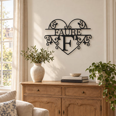 Monogramme personnalisé en métal – design Cœur dans un salon lumineux · Steelmonks