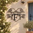 Monogramme personnalisé en métal – design Cœur sur une façade, à côté de la porte d'entrée · Steelmonks