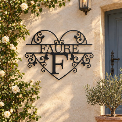 Monogramme personnalisé en métal – design Cœur sur une façade, à côté de la porte d'entrée · Steelmonks