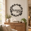 Monogramme personnalisé en métal – design Famille dans un salon lumineux · Steelmonks