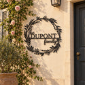 Monogramme personnalisé en métal – design Famille sur une façade, à côté de la porte d'entrée · Steelmonks