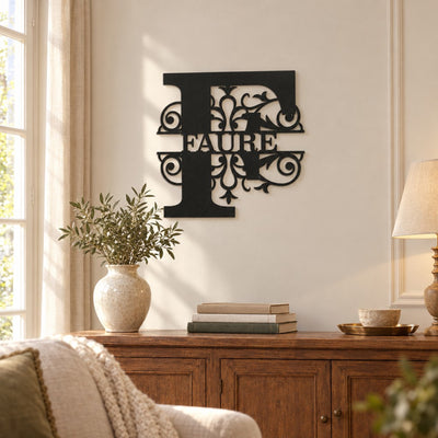 Monogramme personnalisé en métal – design Fleur pleine dans un salon lumineux · Steelmonks