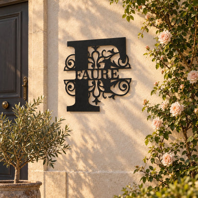 Monogramme personnalisé en métal – design Fleur pleine sur une façade, à côté de la porte d'entrée · Steelmonks