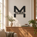 Monogramme personnalisé en métal – design Lettres modernes dans un salon lumineux · Steelmonks