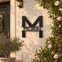 Monogramme personnalisé en métal – design Lettres modernes sur une façade, à côté de la porte d'entrée · Steelmonks
